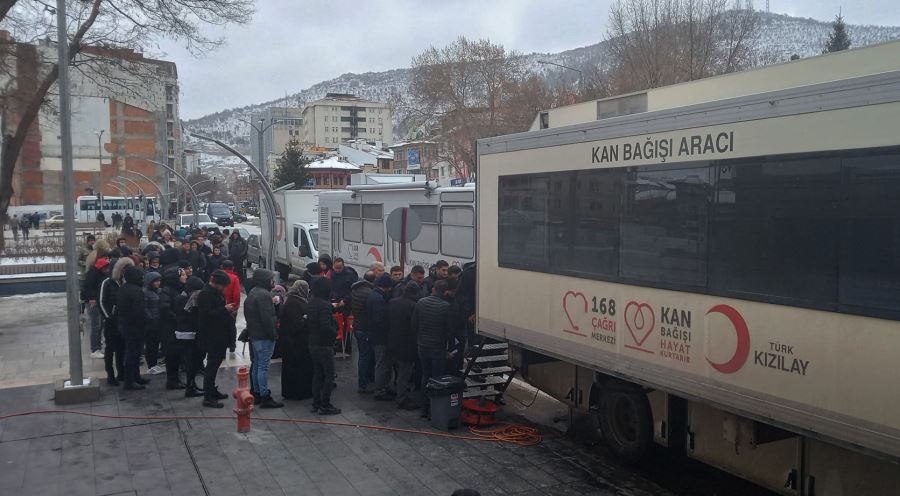 Ülkemizde sabah saatlerinde yaşanan büyük depremin ardından başlatılan kan bağışına