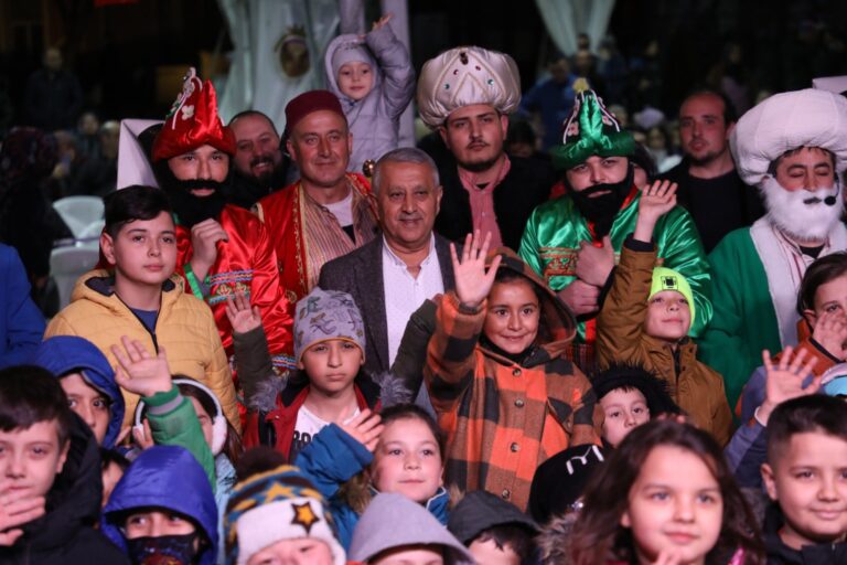 ZEYBEK BAŞKAN ÇOCUKLARIN NEŞESİNE ORTAK OLDU