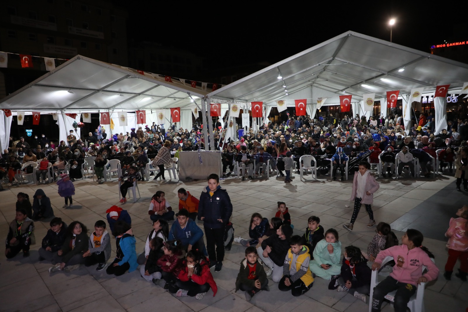 ZAFER MEYDANI YNE DOPDOLU           ftardan sonra meydanmz yine doldu