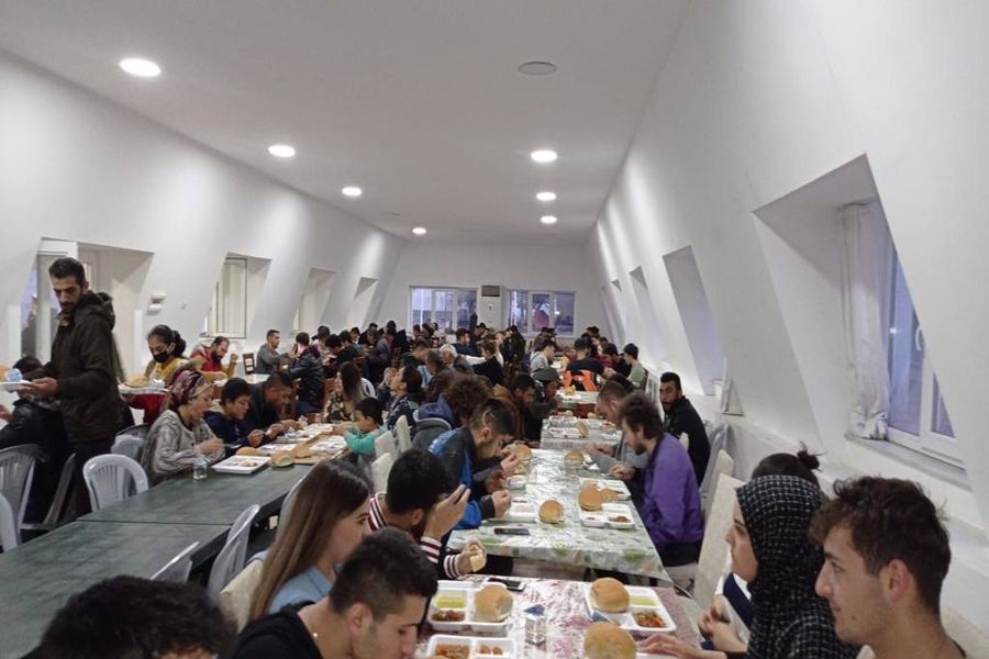 Ramazan ayının ilk iftarında Emirdağ Belediyesi tarafından oluşturulan çadırda kurulan