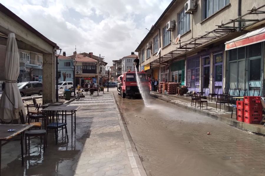 Emirdağ Belediyesi ekipleri tarafından ilçe genelinde düzenli olarak gerçekleştirilen temizlik