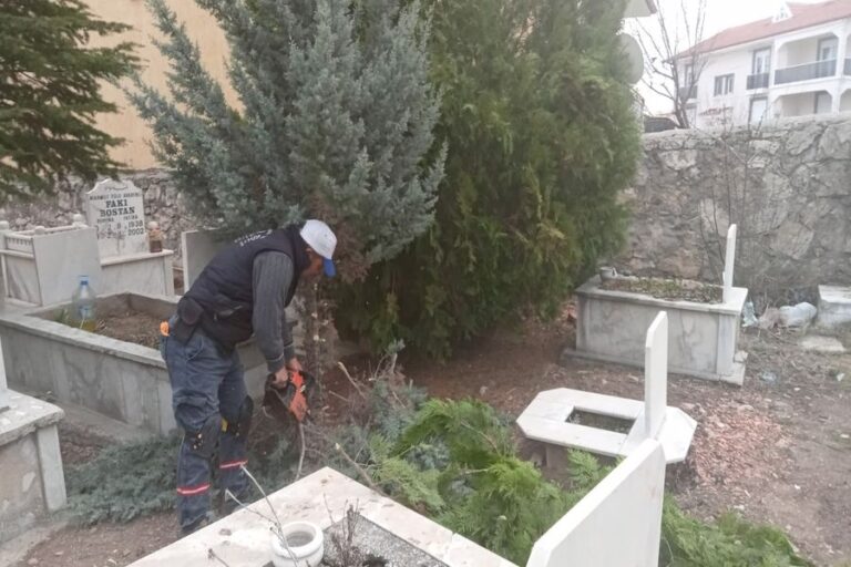 İlçe Merkezimizdeki Mezarlık Temizlendi