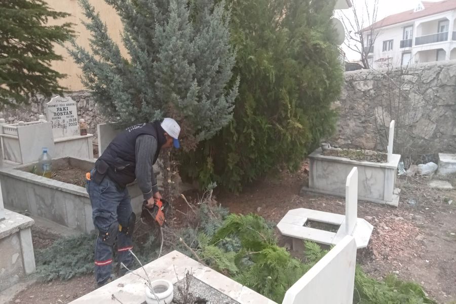 İlçe Merkezimizdeki Mezarlık Temizlendi Mezarlığın genel görünümünün her zaman temiz, düzenli ve bakımlı görünmesine