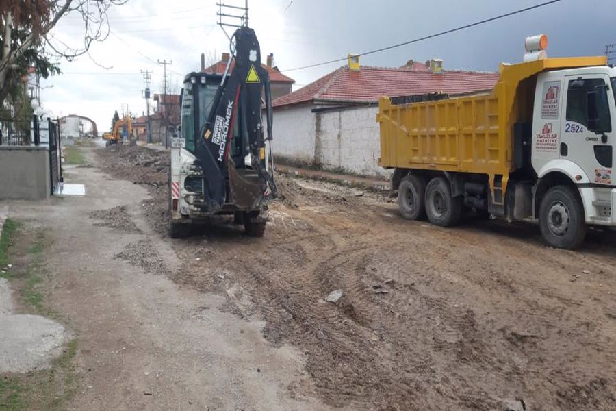 Fen İşleri Müdürlüğüne bağlı ekiplerimiz ilçe merkezimizdeki ana yollarda asfalt