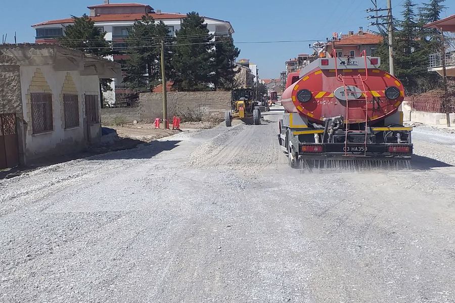 İlçemiz genelinde yolların bakım, onarım ve yenileme çalışmalarına devam eden