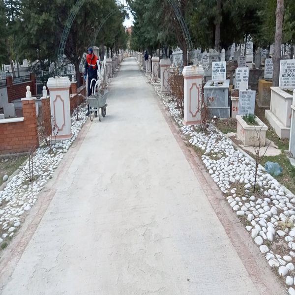 İlçemiz genelinde mezarlıkların temizliği ve düzeni noktasında çalışmalarını hassasiyetle sürdüren