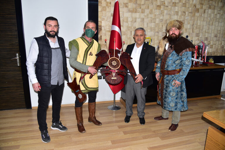OKÇULARDAN ZEYBEK BAŞKAN´A TEŞEKKÜR ZİYARETİ