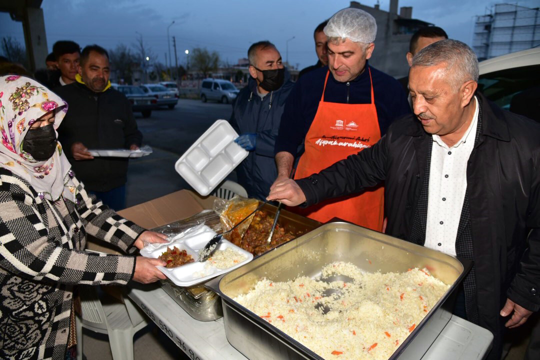 Afyonkarahisar’n mahallelerinde belediyemizce srayla kurulan iftar sofralar hemehrilerimizi Ramazan aynn