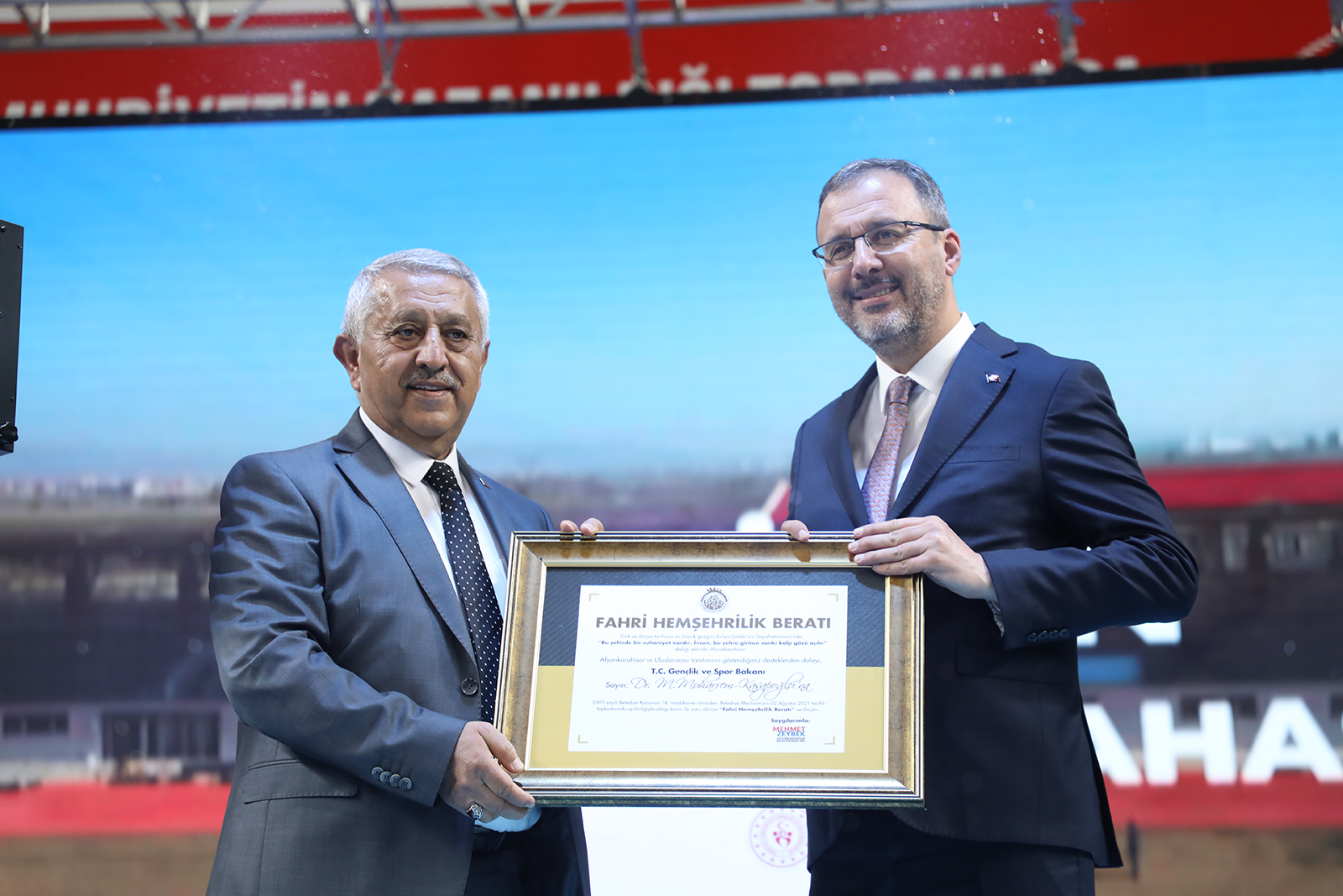 BAKANIMIZ KASAPOLU ARTIK AFYONKARAHSARLI        ÜNLG finalleri açl töreni kapsamnda