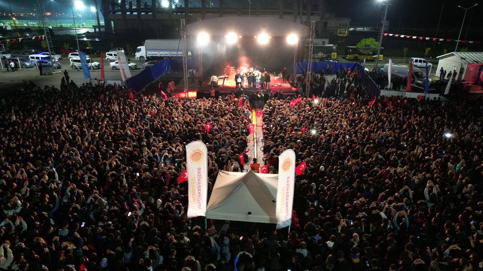 AFYONKARAHİSAR GRİPİN İLE COŞTU AFYONKARAHSAR GRPN LE COTU Afyonkarahisarllar, nl mzik grubu Gripin ile