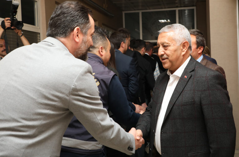ZEYBEK BAŞKAN PERSONELİYLE BAYRAMLAŞTI