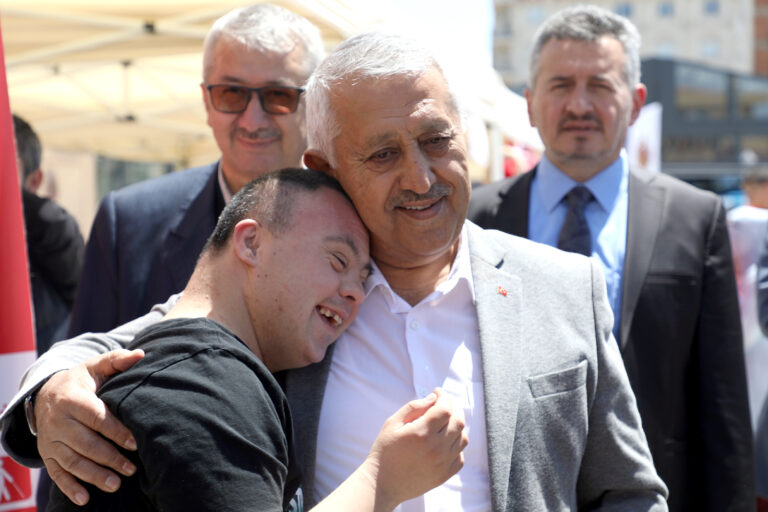 ENGELLİLER FESTİVALDE BULUŞTU   