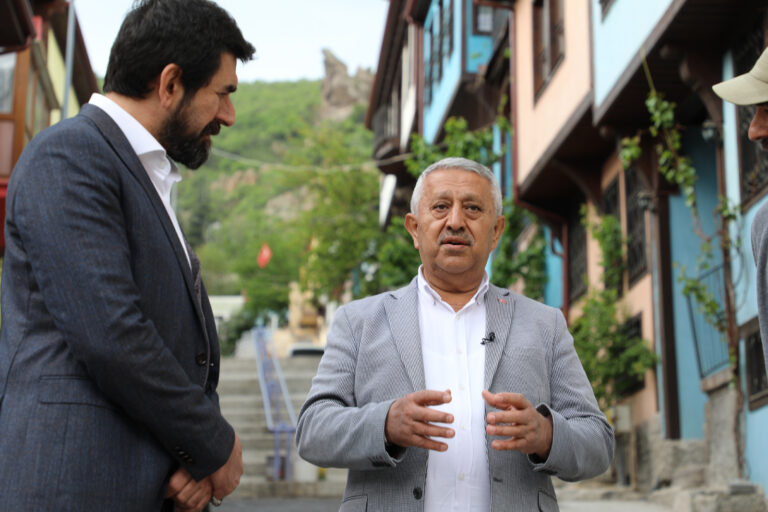 YAZAR SERDAR TUNÇER TARİHİ AFYON EVLERİNE HAYRAN KALDI