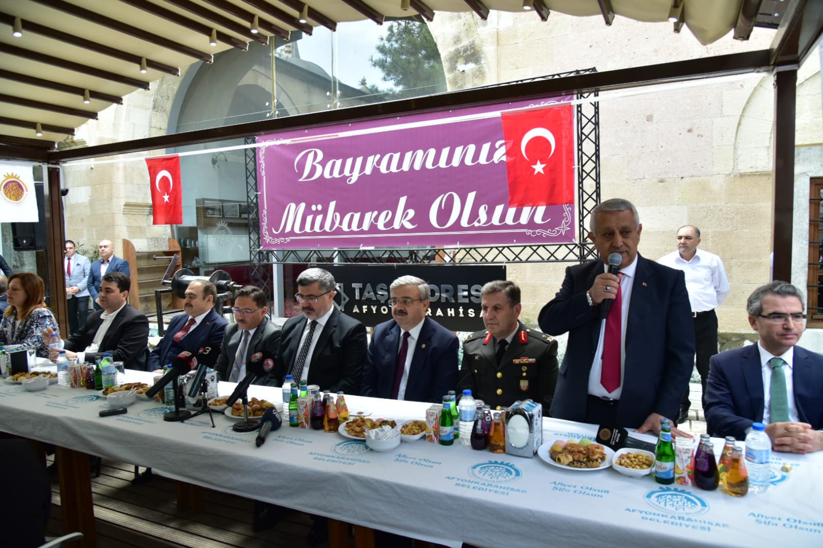 BAYRAMLAŞMA TÖRENİ TAŞ MEDRESE´DE YAPILDI Ramazan Bayram dolaysyla düzenlenen bayramlama töreni tarihi Ta Medrese’de yapld.