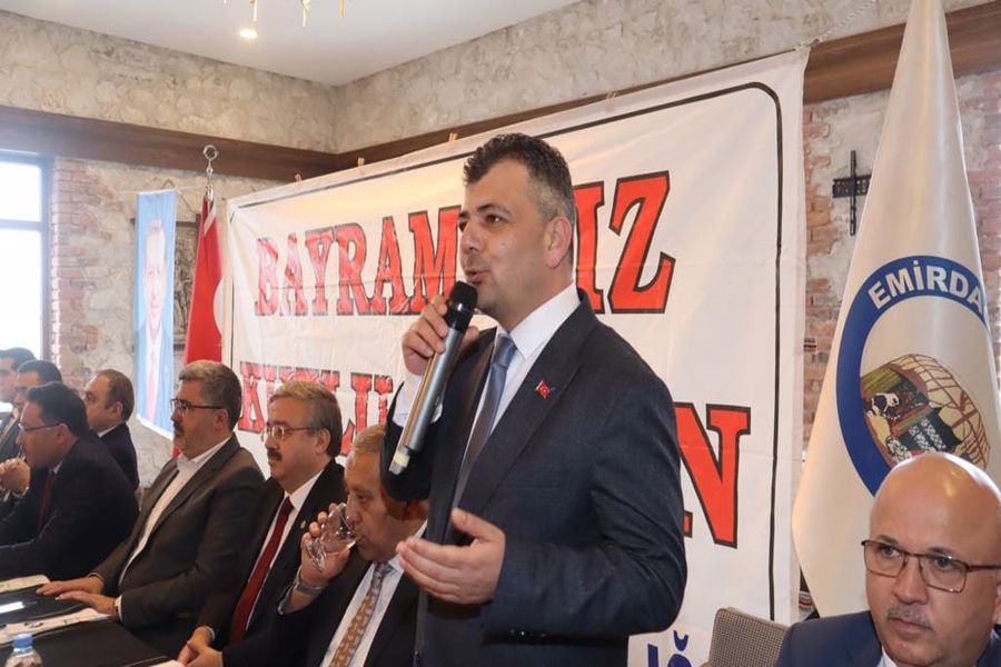 İlçemizde resmi bayramlaşma programı Taş Konak’ta yapıldı. Tören Afyonkarahisar Valimiz