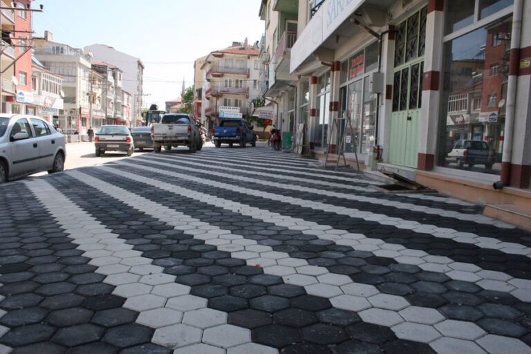 Suvermez Caddesi’nde Kaldırım Çalışmaları Sürüyor