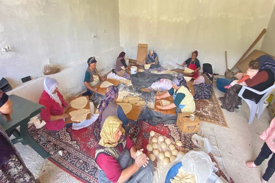 Bisiklet Turu kapsamında ikramların sunulacağı Çatallı Köyünde kadınlarımız hummalı bir