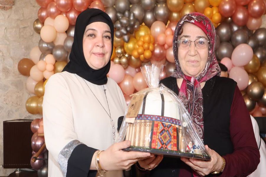 Emirdağ Belediyesi tarafından anneleri anmak ve onurlandırmak amacıyla Taş Konak