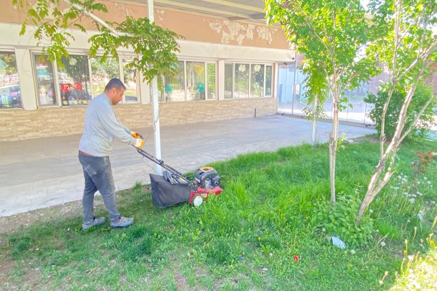Belediyemiz, Sosyal Tesislerde çevre düzenleme ve bakım çalışmaları gerçekleştiriyor. Çalışmalar