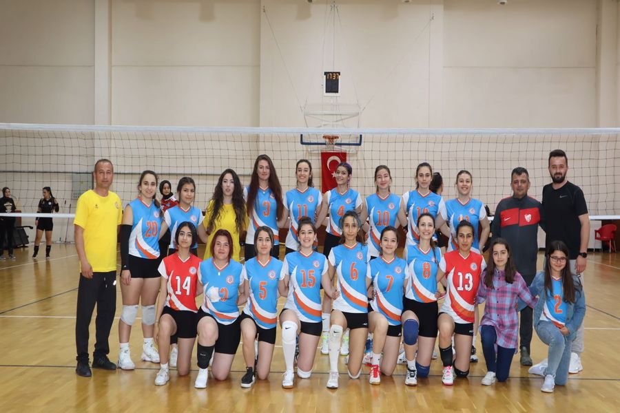 Afyonkarahisar Voleybol Kadınlar Bölgesel Liginde mücadele eden Emirdağ Belediye Kadın