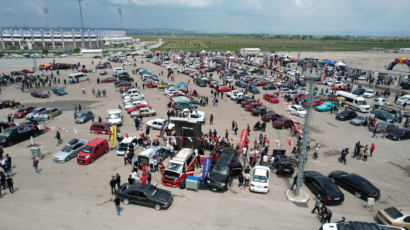 BELEDİYEMİZ MODİFİYELİ ARABA TUTKUNLARINA EV SAHİPLİĞİ YAPTI BELEDYEMZ MODFYEL ARABA TUTKUNLARINA EV SAHPL YAPTI MODFEL ARAÇ TUTKUNLARI AFYONKARAHSAR’DA