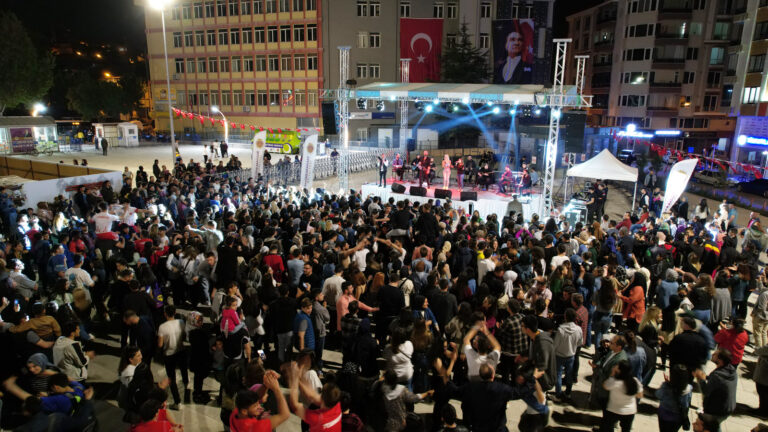 BELEDİYEMİZDEN GENÇLİK KONSERİ