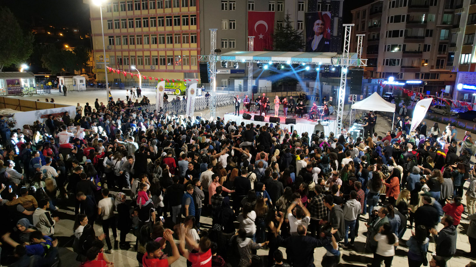 BELEDYEMZDEN GENÇLK KONSER             Belediye Bakanmz Mehmet Zeybek öncülüünde, Kültür-Sanat