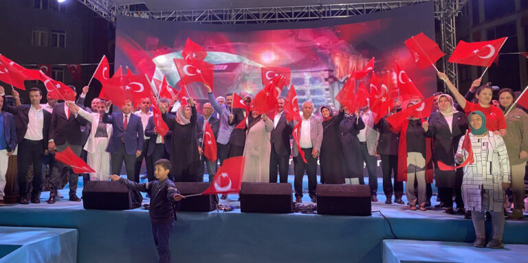 MİLLET UĞRUNA TÜRKİYE AŞKINA  