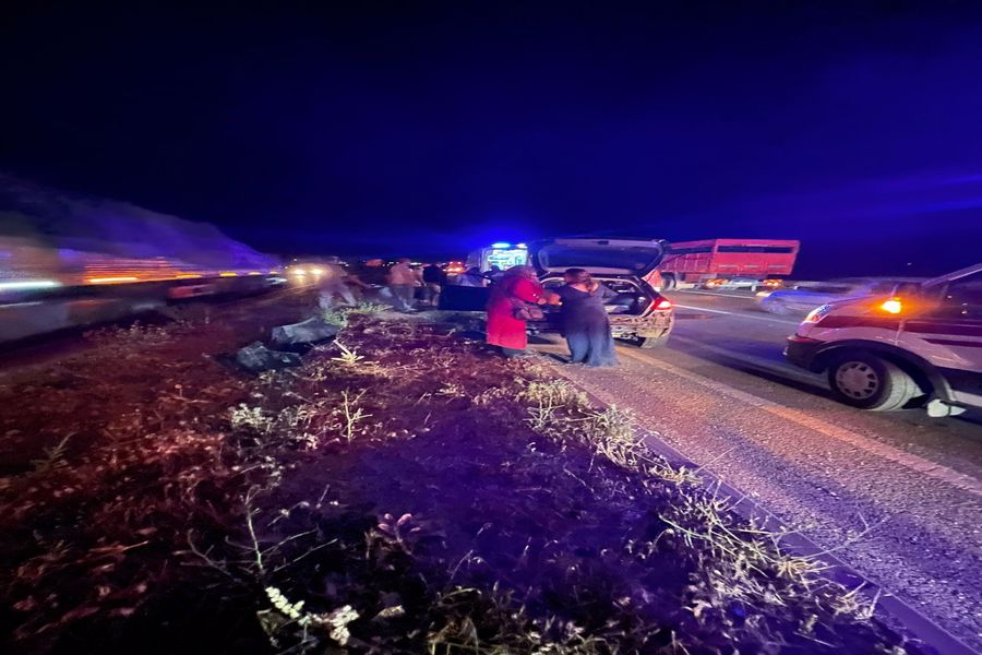 Eskişehir Kara yolunda tır ile otomobil çarpıştı.Çarpmanın etkisiyle kontrolden çıkan