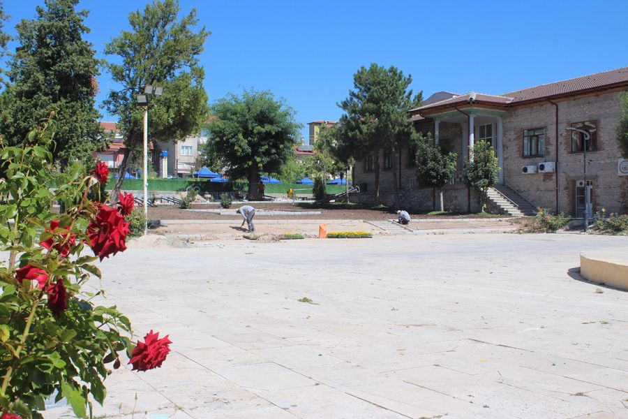 Belediyemiz ekiplerince yoğun bir mesai harcanan Sosyal Tesislerde ağaçların bakımları,