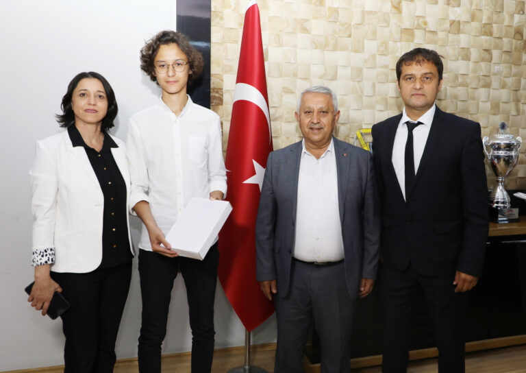 ZEYBEK BAŞKAN LGS ŞAMPİYONUMUZ ONUR´LA BULUŞTU