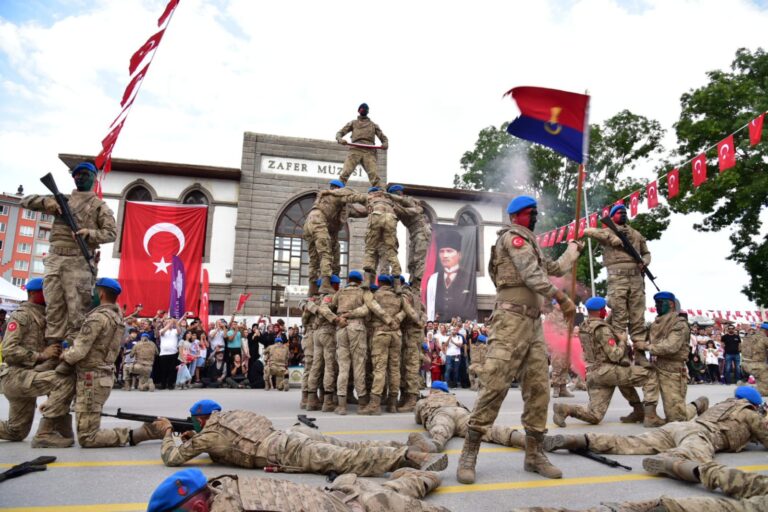 ASIRLIK ZAFERE MUHTEŞEM KUTLAMA
