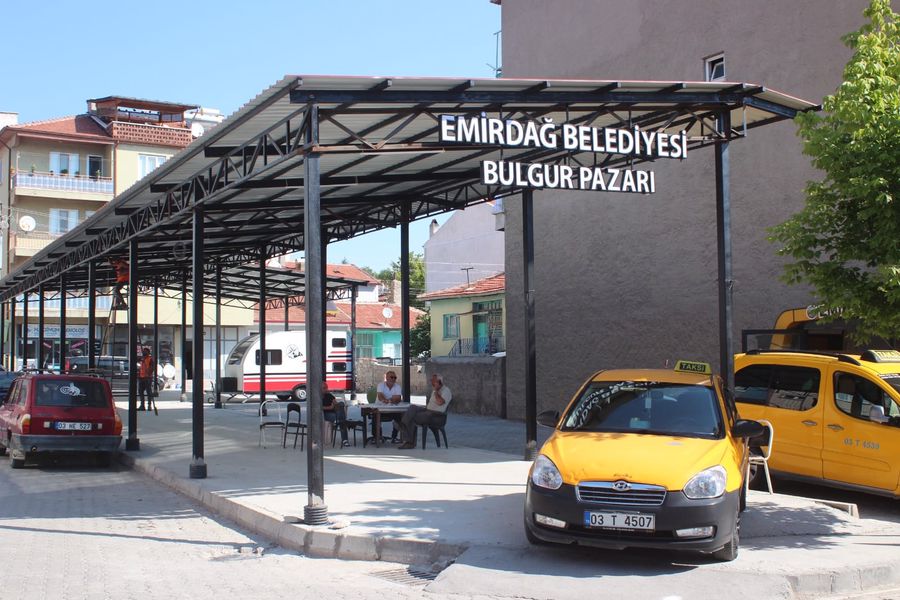 Emirdağ Belediyesi Elektrik Arıza Birimi ekiplerimiz tarafından yenilenen bulgur pazarımızda