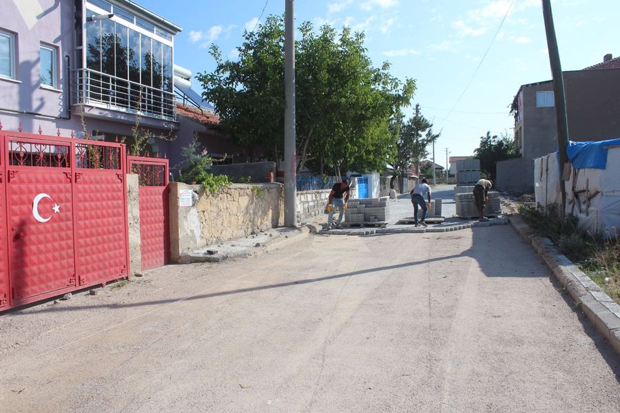 Fen İşleri Müdürlüğü ekiplerimiz mahallelerde başlattığı yol yapım, kilitli parke