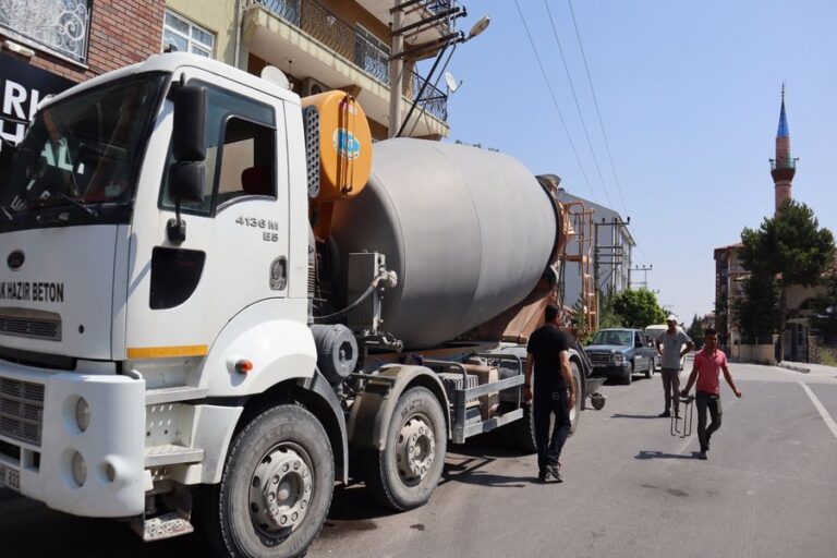 Cadde ve Sokaklara Modern Aydınlatma Direkleri Yerleştiriliyor