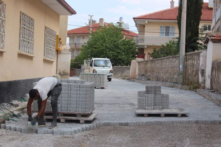 Cumhuriyet Mahallesi’nde Kilit Parke Döşeme Çalışmaları Devam Ediyor