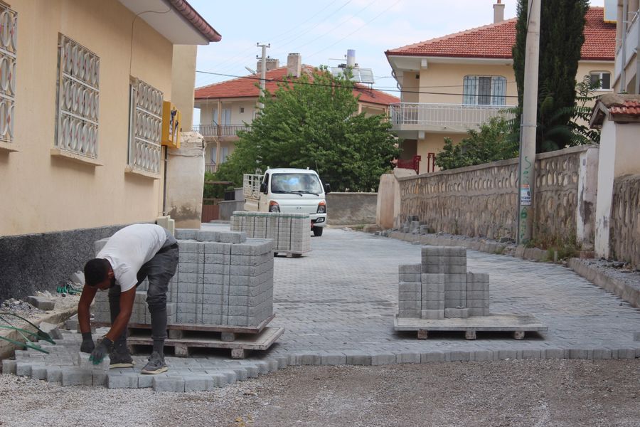 Fen İşleri Müdürlüğü ekiplerimiz mahallelerde başlattığı yol yapım, kilitli parke
