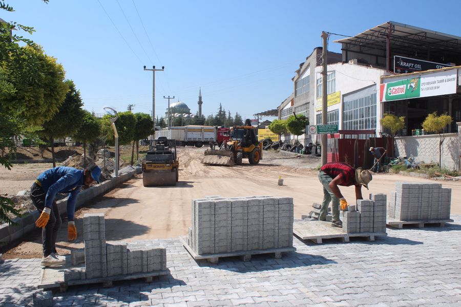 Fen İşleri Müdürlüğü ekiplerimiz mahallelerde başlattığı yol yapım, kilitli parke
