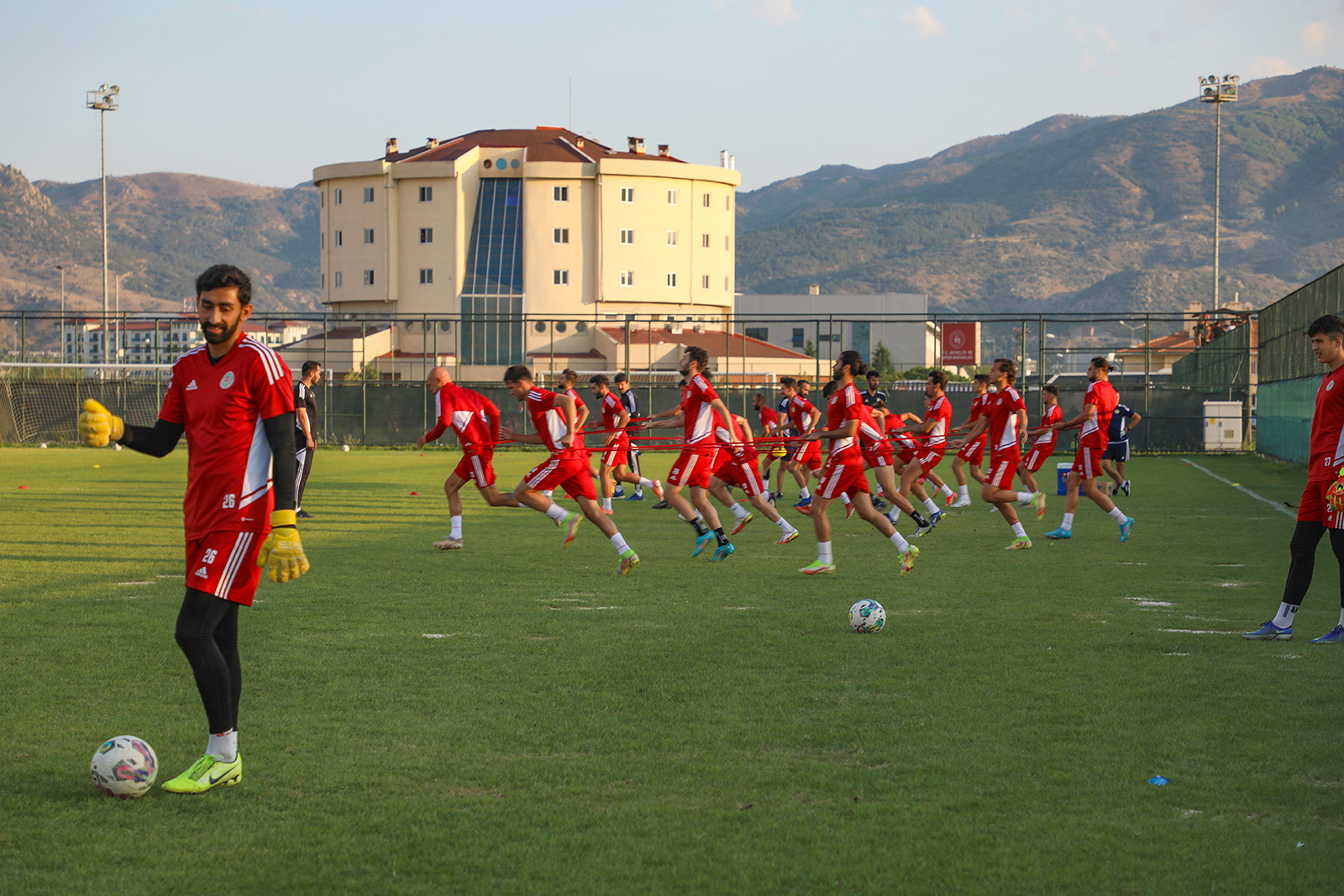 FUTBOL TAKIMLARININ TERCH YNE AFYONKARAHSAR “ampiyon olmann yolu Afyonkarahisar’da antrenman