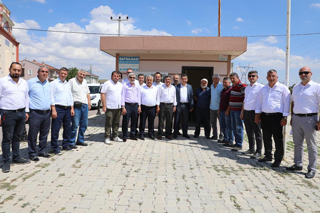 ZEYBEK BAKAN BATTALGAZ MAHALLES’NDE         YERNDE HZMET, YERNDE ÇÖZÜM…                Belediye