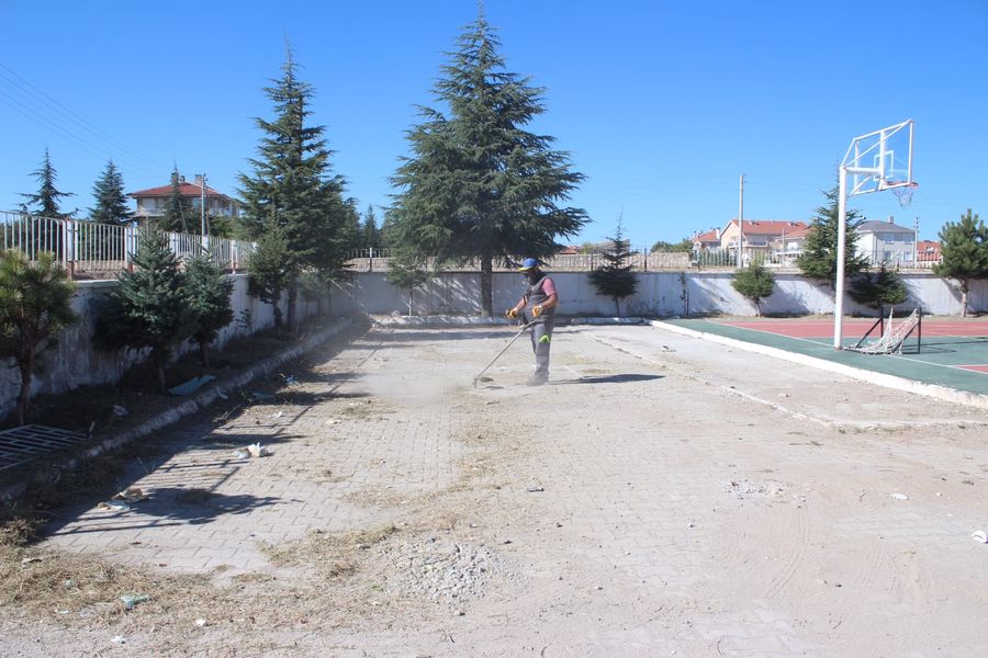 Emirdağ Belediyesi Park ve Bahçeler Birimi ekipleri ilçemizde bulunan okulların