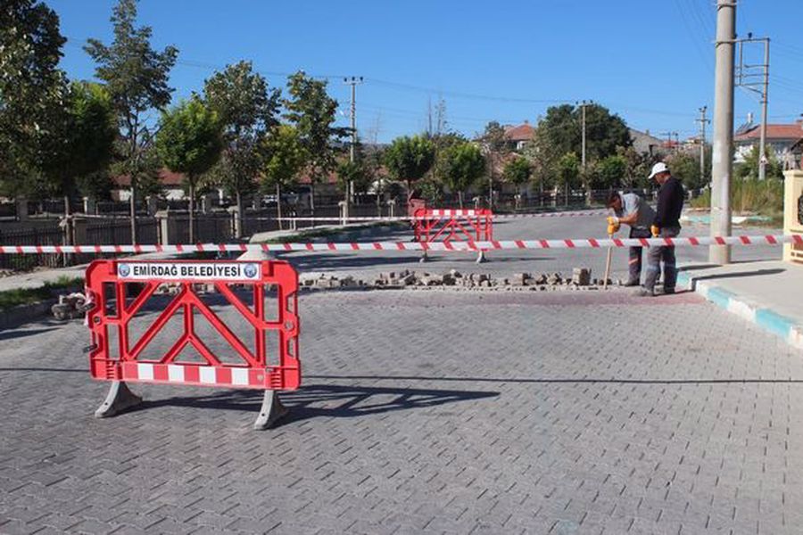 Emirdağ Belediyesi araçların hızlı bir şekilde geçmesini engellemek, yayaların ve