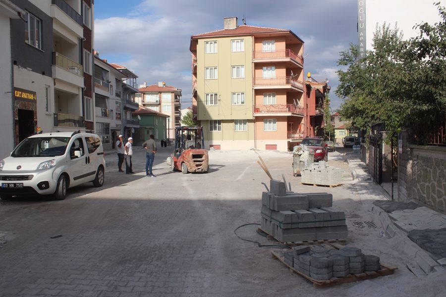 Emirdağ Belediyesi, ilçe genelinde sürdürdüğü kaldırım yenileme çalışmalarıyla ilçemizi daha