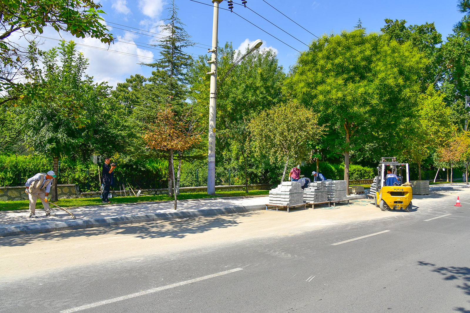 Belediyemiz tarafından şehrimizin pek çok mahallesi ve noktasında kaldırım yenileme