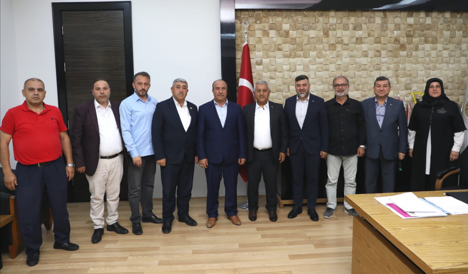 ZEYBEK BAKAN’DAN MUHTARLARLA BULUMA          Belediye Bakanmz Mehmet Zeybek, mahalle