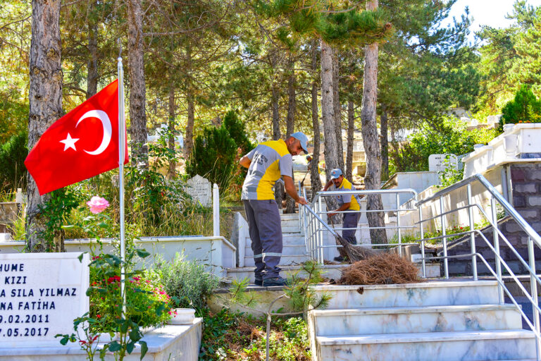 MEZARLIKLARDA TEMİZLİK ÇALIŞMASI