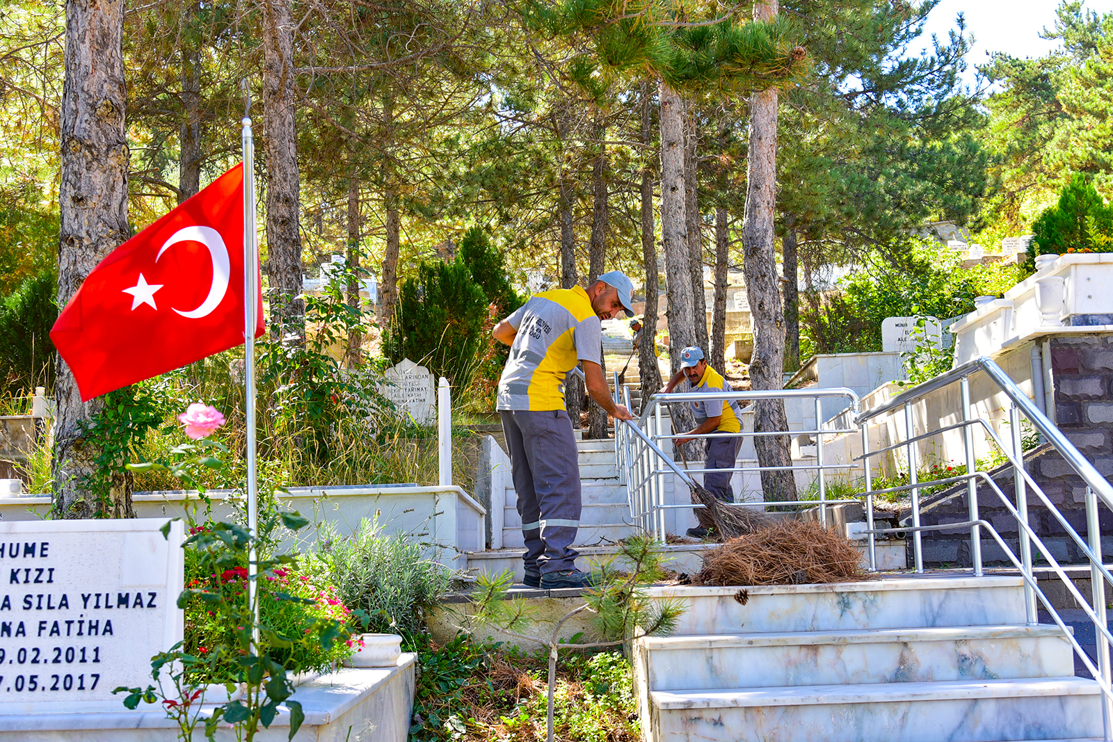 MEZARLIKLARDA TEMZLK ÇALIMASI            Belediyemiz Temizlik leri Müdürlüü ekipleri temizlik