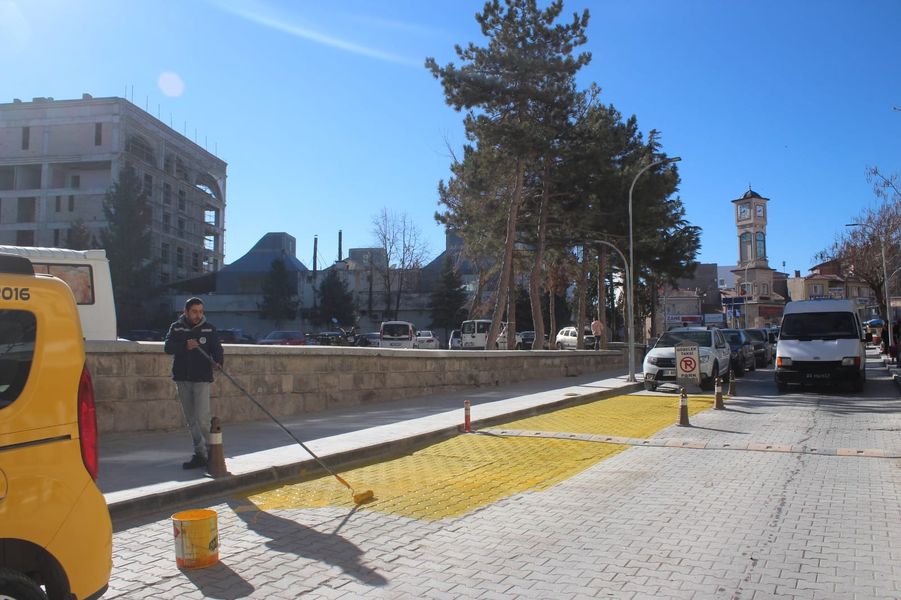 Emirdağ Belediyesi ilçe genelinde başlattığı taksi duraklarının boyalarının yenilenmesi çalışmalarını
