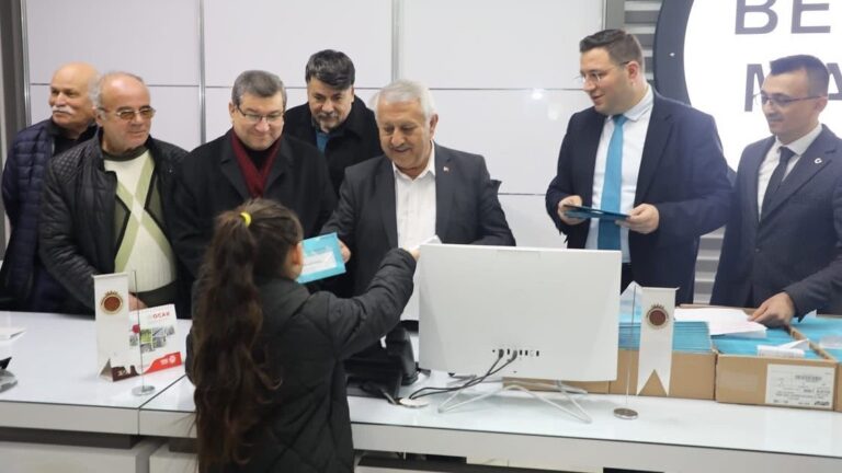 ÖĞRENCİ DOSTU BAŞKAN´DAN BURS YARDIMI 