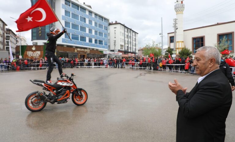 ZEYBEK BAŞKAN BİRKAN POLAT´I GENÇLERLE BULUŞTURDU